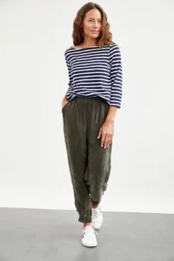 Halle Tee - Navy And Ivory -Swish Drape Sales 0049 Winter Francoise Navy Ivory Stripe 0385 web 24b6c3f6 9647 4c42 9a1c defc4d37383e