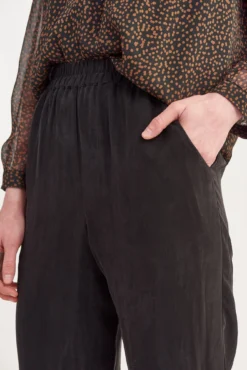 Henri Cupro Joggers - Black -Swish Drape Sales 0074 Henri Cupro Black 1403 web daa33ce5 b28a 429d 90b0 21fe26b0df69