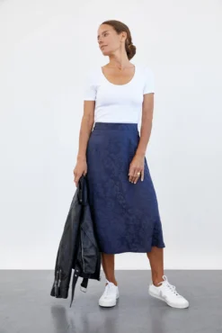 Poppy Skirt - Beryl Navy -Swish Drape Sales 0147 Poppy Jaquard Beryl 1870 web b33d942b d9a2 4acf af65 e7e47c724014