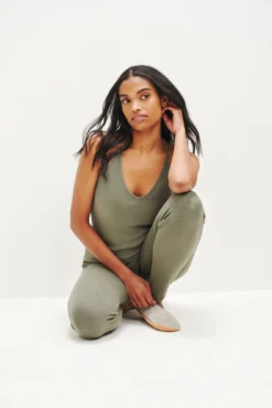 Magda Cropped Dream Rib Leggings - Vetiver -Swish Drape Sales 0333 Cropped Magda Dream Rib Vetiver 1581 web e6ee9b5a 230c 44e1 980e 2693f698c145