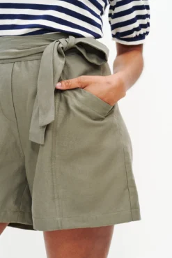 Milo Femme Fête Short - Vetiver -Swish Drape Sales 0341 Milo Short Vetiver 0545 web 892e96c0 84be 44ce b291 1465843bd02a