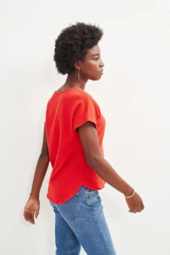 Chessa Scallop Knit Tee - Carmine -Swish Drape Sales 0392 Chessa Carmine 2445 web b28d2e91 eade 41a3 b7f0 3f4a27e77a9a