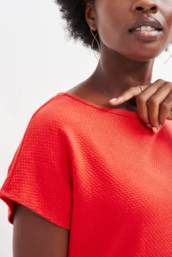 Chessa Scallop Knit Tee - Carmine -Swish Drape Sales 0392 Chessa Carmine 2456 web 5f44468b e08d 4146 8365 82a9d0a389f2