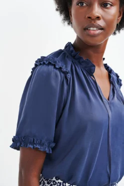 Zuri Cupro Blouse - Ocean -Swish Drape Sales 0396 Zuri Ocean 0163 web d6e824b9 258f 4a21 9dd0 cc740e55c564