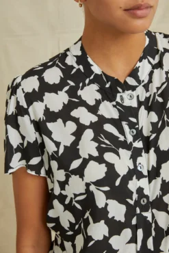 Elodie Ecovero Blouse - Vista Floral -Swish Drape Sales 0460ElodieVista 7177 web 8cff7227 4435 4112 8783 efd8b3a97d2f