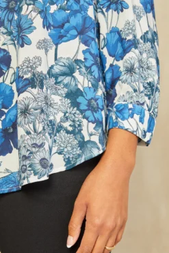 Eusalia Ecovero Blouse - Elsinore Blue -Swish Drape Sales 0517 Eusalia Elsinore Blue 3407 web 7921c7a6 6478 4a70 a26a 1da639945173