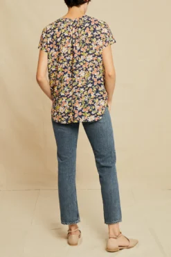 Renata Ecovero Blouse - Mojave Floral -Swish Drape Sales 0607 Renata Ecovero Mojave Bloom 0014 web be6f2892 38d1 443f 9ca7 31887121b8df
