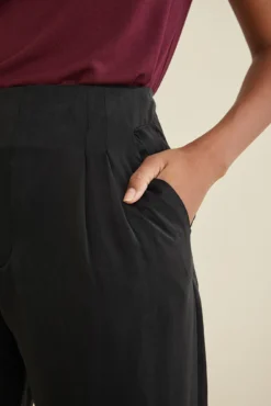 Parnel Silk Pants - ReAmour -Swish Drape Sales 9622 Parnel Black 2600 web e8b34733 2201 4c73 976e 4fd012dae594